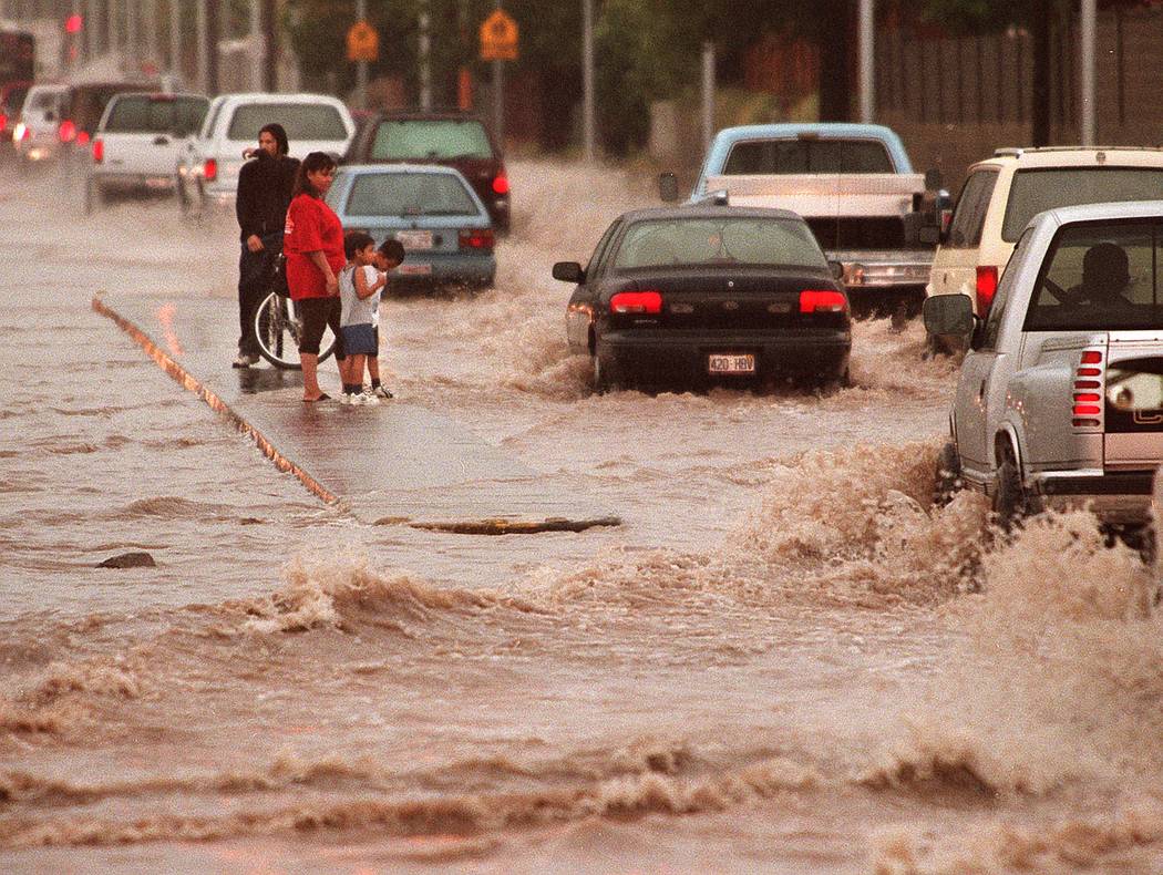 Una intersección inundada en Washington y Pecos. (Las Vegas Review-Journal)