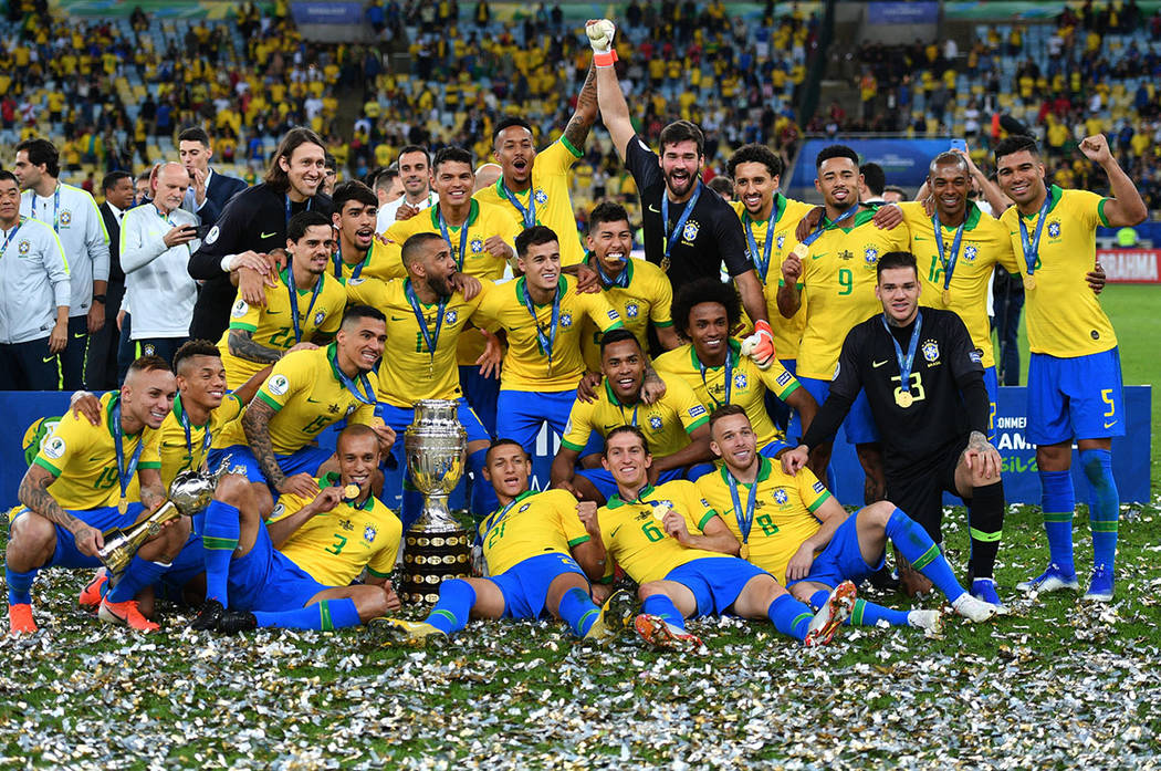 Río de Janeiro, 7 Jul 2019 (Notimex- Xinhua).- Jugadores de Brasil festejan con el trofeo al t ...