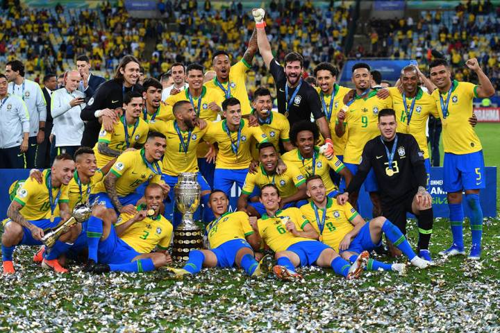 Río de Janeiro, 7 Jul 2019 (Notimex- Xinhua).- Jugadores de Brasil festejan con el trofeo al t ...
