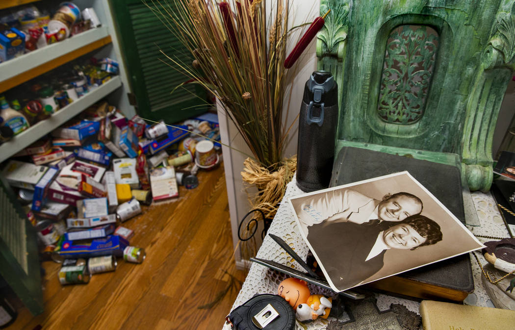 Artículos de despensa están esparcidos por el piso dentro de la casa de Zana Eisenhour y su e ...