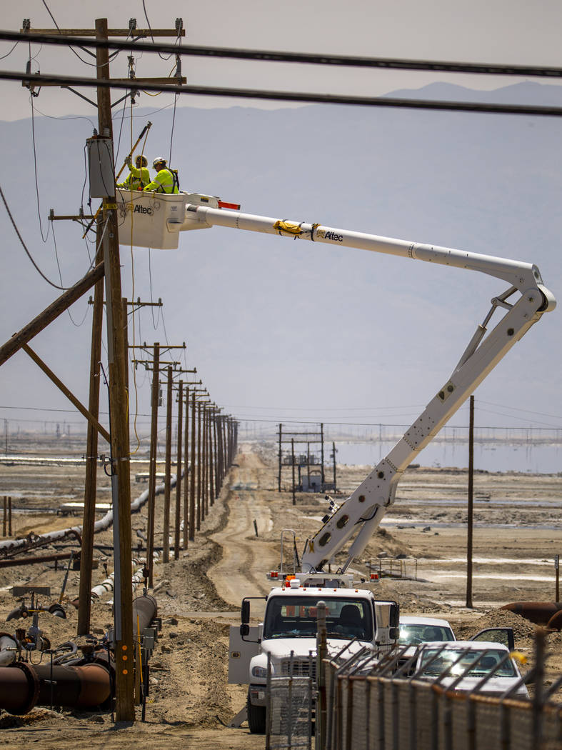Una cuadrilla de Edison del sur de California trabaja para reparar las líneas eléctricas cerc ...