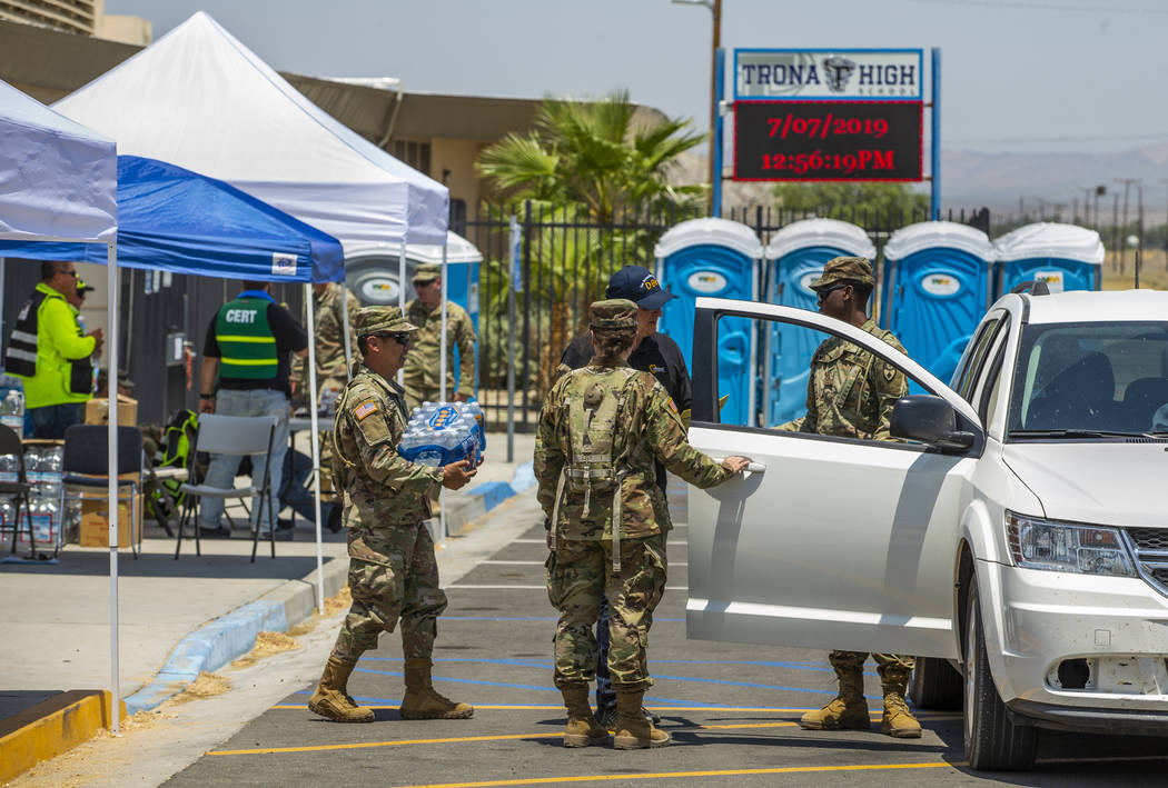 Las tropas de la Guardia Nacional de California en conjunto con los voluntarios del Equipo de R ...