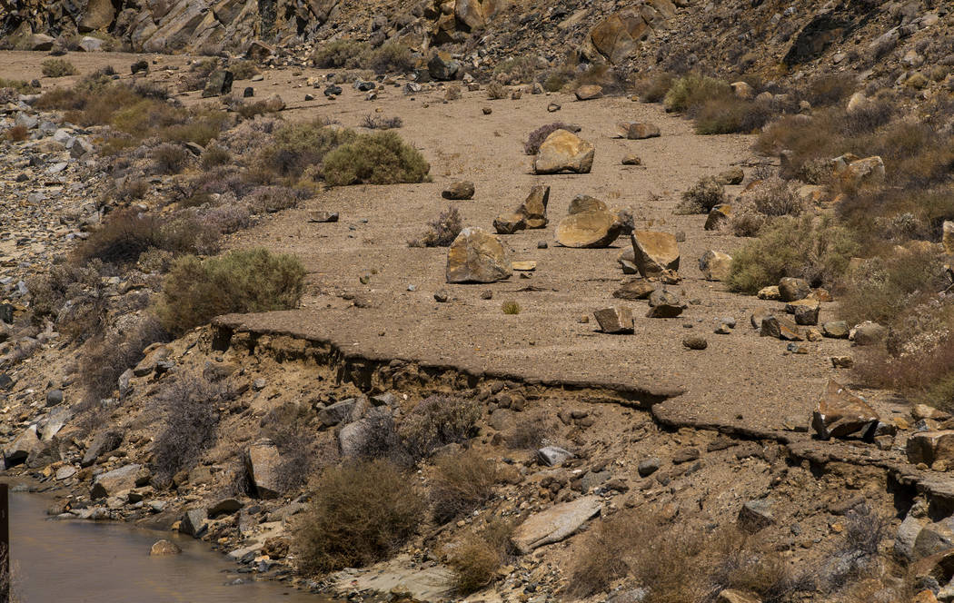 Las rocas se encuentran dispersas en una antigua vía de acceso a lo largo de un pequeño chorr ...