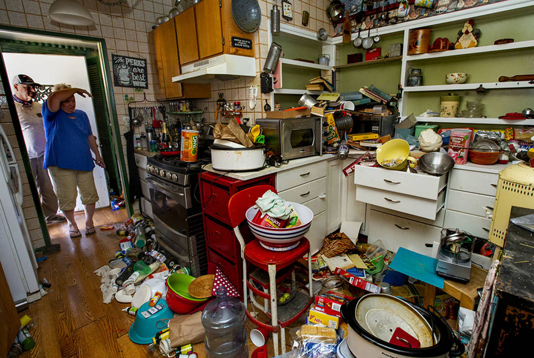 Zana Eisenhour y su esposo Charlie miran a su cocina dañada luego de un terremoto en la casa d ...