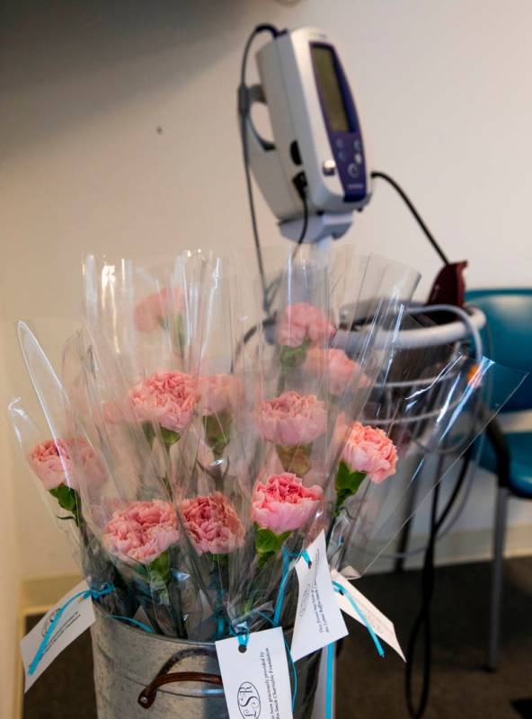 Las flores están listas para ser entregadas a cada paciente que ingrese al Centro de Salud Cer ...