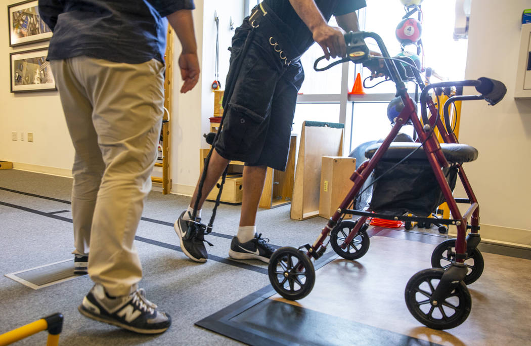 La fisioterapeuta Christine Ross trabaja con una paciente en un ejercicio de caminata en el dep ...
