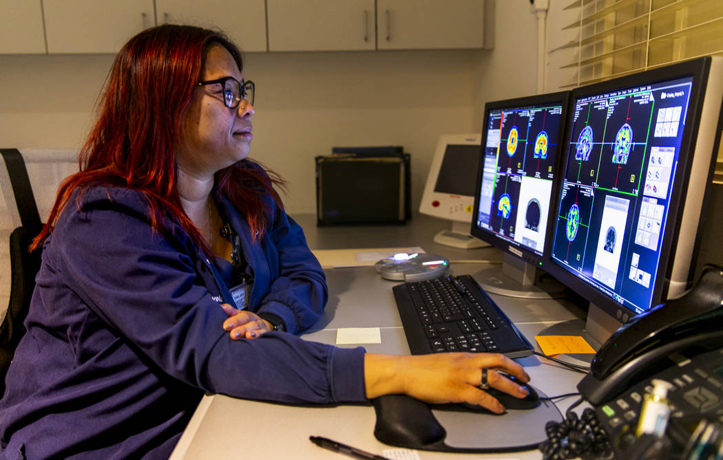 La tecnóloga Vanessa Martínez realiza una tomografía por emisión de positrones (TEP) para u ...