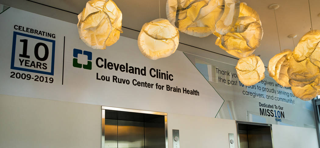 Una entrada al lobby en la Clínica Cleveland Lou Ruvo Center for Brain Health en Las Vegas el ...