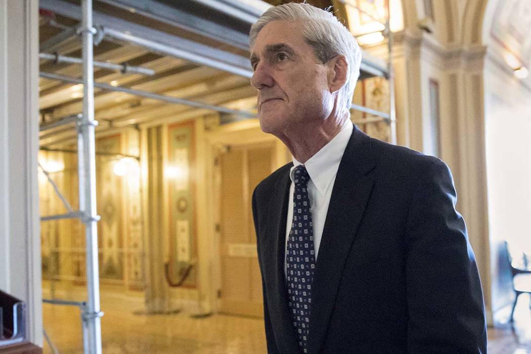 El asesor especial Robert Mueller se retira después de una reunión en Capitol Hill en Washing ...