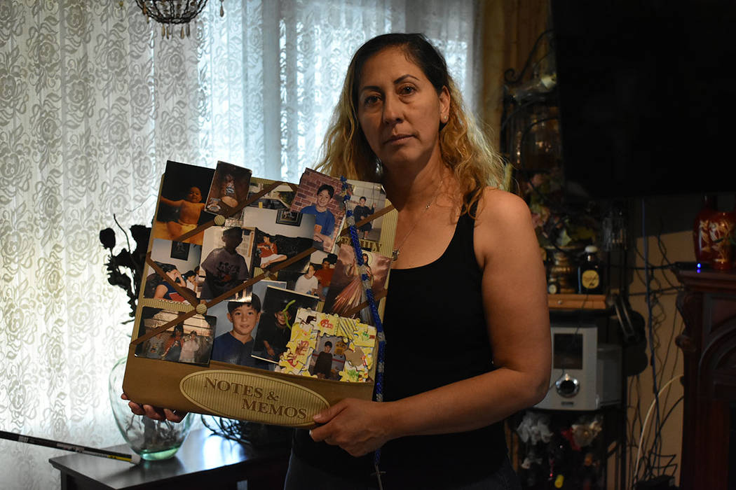 Alma González muestra fotografías de su hijo Óscar Padilla. Miércoles 24 de abril de 2019 e ...