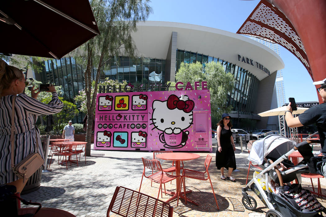 El Hello Kitty Cafe en The Park, ubicado en la Strip, cerca del T-Mobile Arena en Las Vegas, an ...