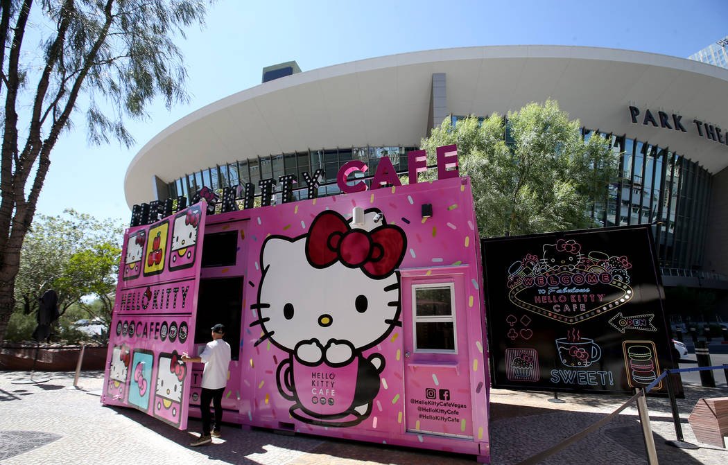 El dueño de Hello Kitty Cafe, Polo Nguyen, se prepara para un preestreno para los medios para ...