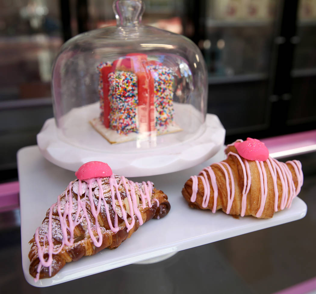 Croissants y pastel de cumpleaños en el Hello Kitty Cafe durante un preestreno para los medios ...