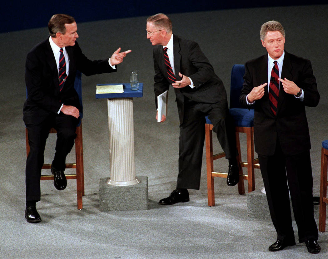El ex presidente George H.W. Bush, a la izquierda, habla con el candidato independiente Ross Pe ...