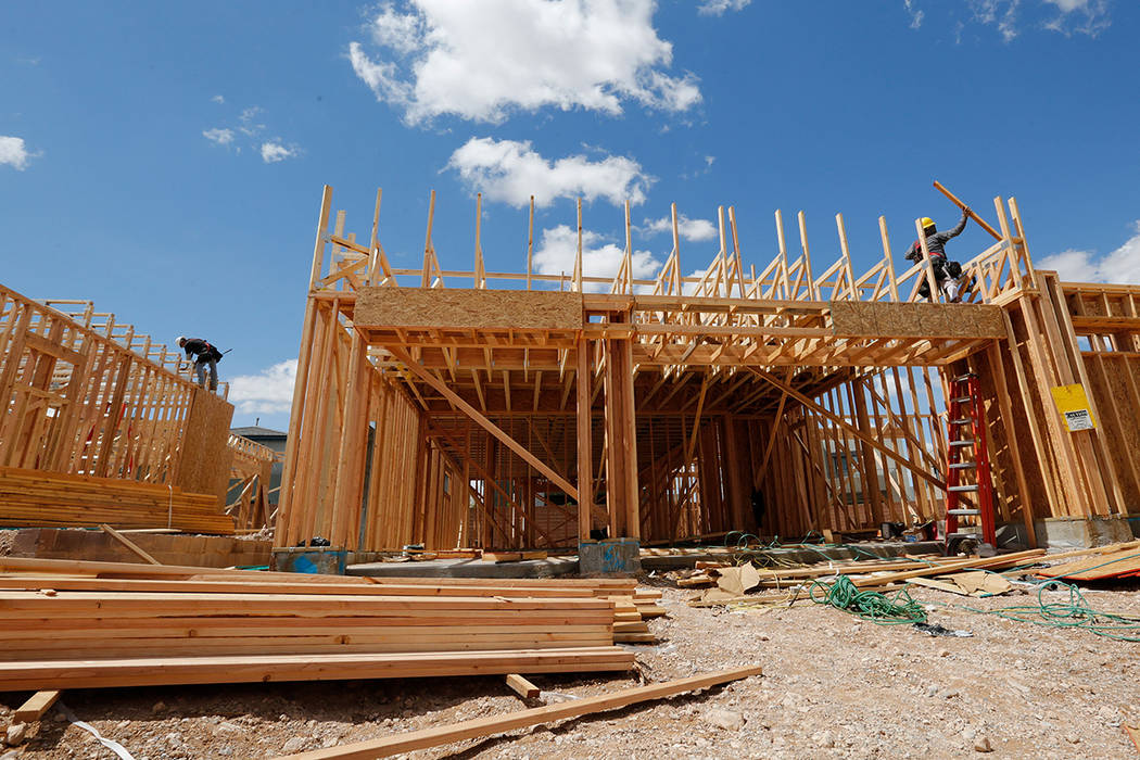Trabajadores construyen casas cerca de la esquina de Mesa Park Drive y Hualapai Way en Summerli ...
