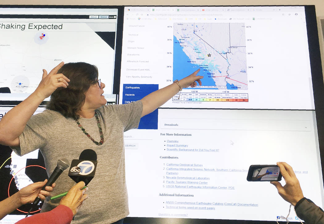 La sismóloga Lucy Jones habla durante una conferencia de prensa en el Laboratorio Sismológico ...