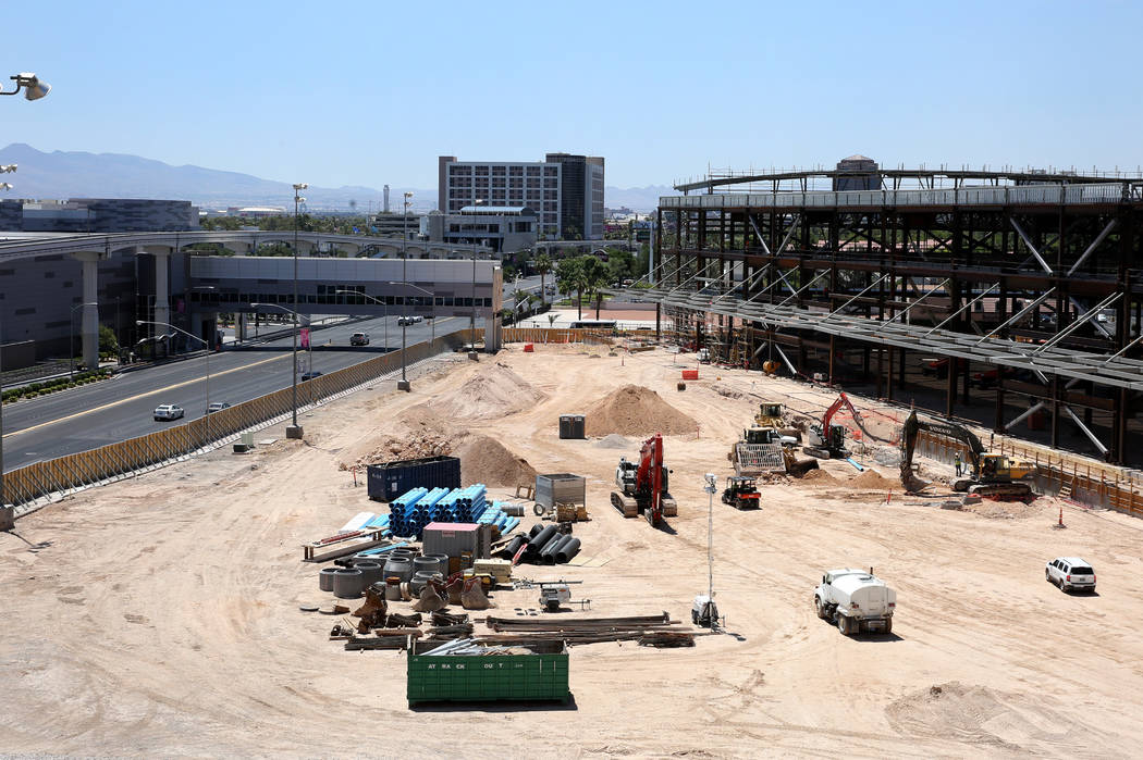 La ampliación del Las Vegas Convention Center, derecha, fotografiada el martes 9 de julio de 2 ...