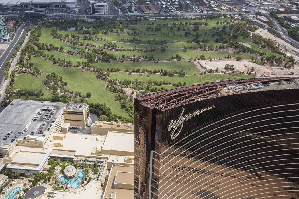 Foto aérea deL Wynn Las Vegas y la construcción del nuevo campo de golf el miércoles 22 de a ...