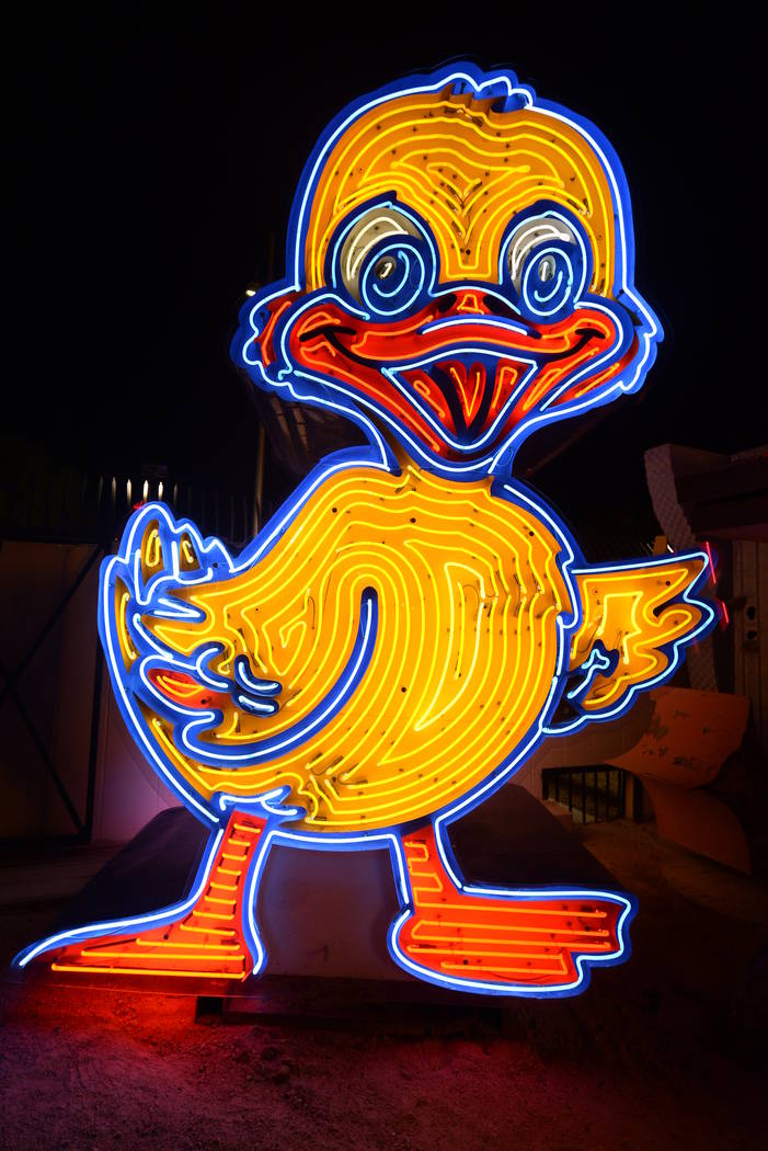 El letrero de neón Ugly Duckling pasa por una transformación. (The Vox Agency)