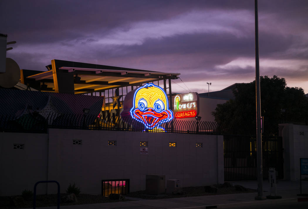El letrero Ugly Duckling recientemente restaurado en el Museo Neon en el centro de Las Vegas el ...