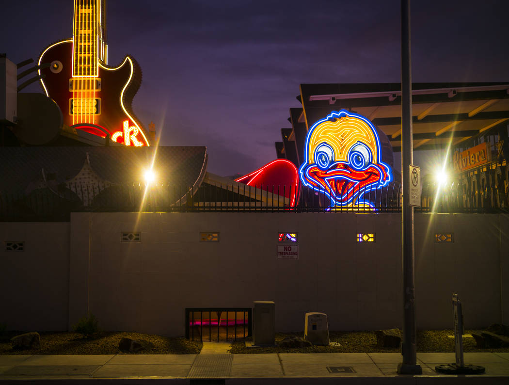 El letrero Ugly Duckling recientemente restaurado en el Museo Neon en el centro de Las Vegas el ...