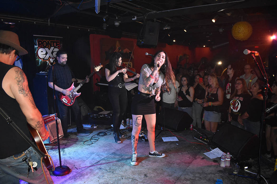 The Scoundrels, encabezados por su vocalista Bianca Hernández, provocaron emociones entre el p ...