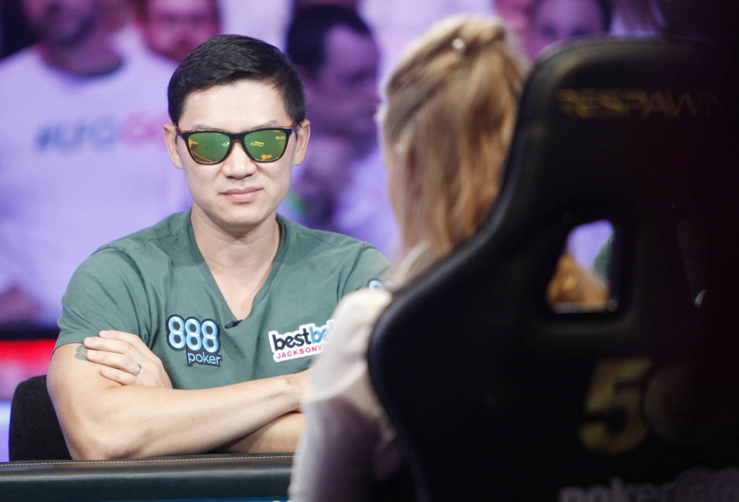 Zhen Cai en la mesa final del evento principal durante la World Series of Poker en el hotel-cas ...