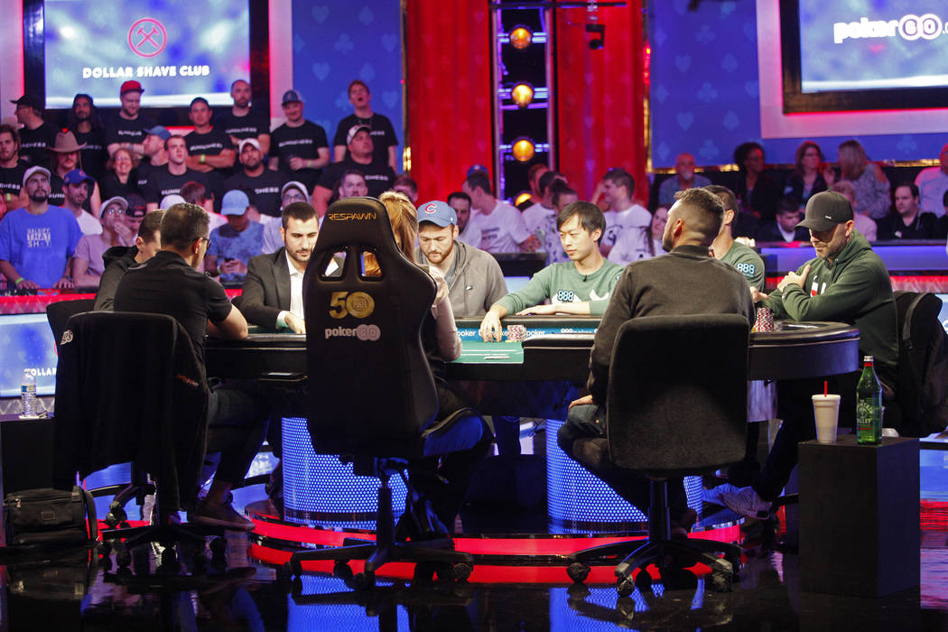 La mesa final del evento principal de nueve jugadores durante la World Series of Poker en el ho ...