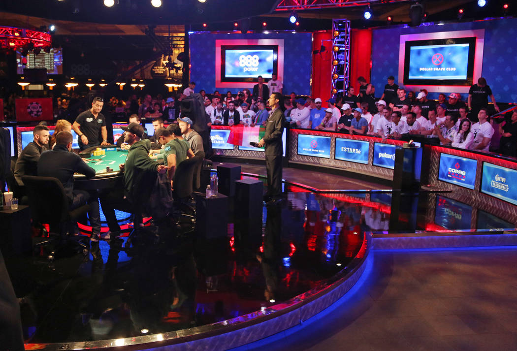 La mesa final del evento principal de nueve jugadores durante la World Series of Poker en el ho ...