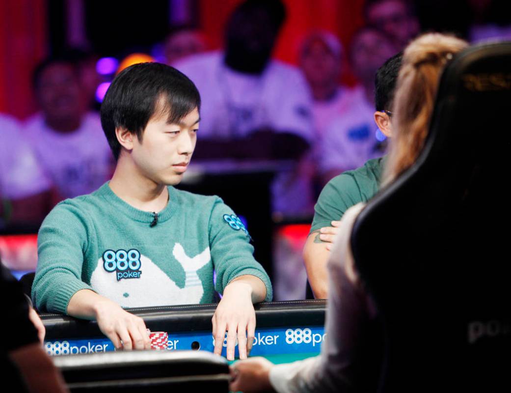 Timothy Su en la mesa final del evento principal durante la World Series of Poker en el hotel-c ...