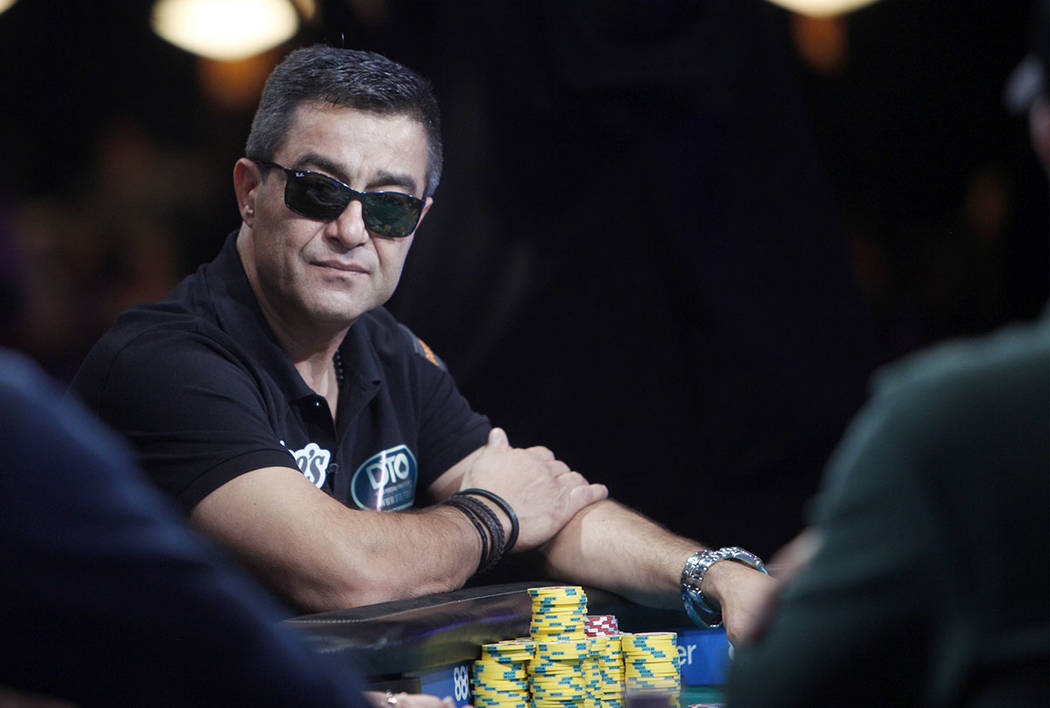 Hossein Ensan en la mesa final del evento principal durante la Serie Mundial de Poker en el hot ...