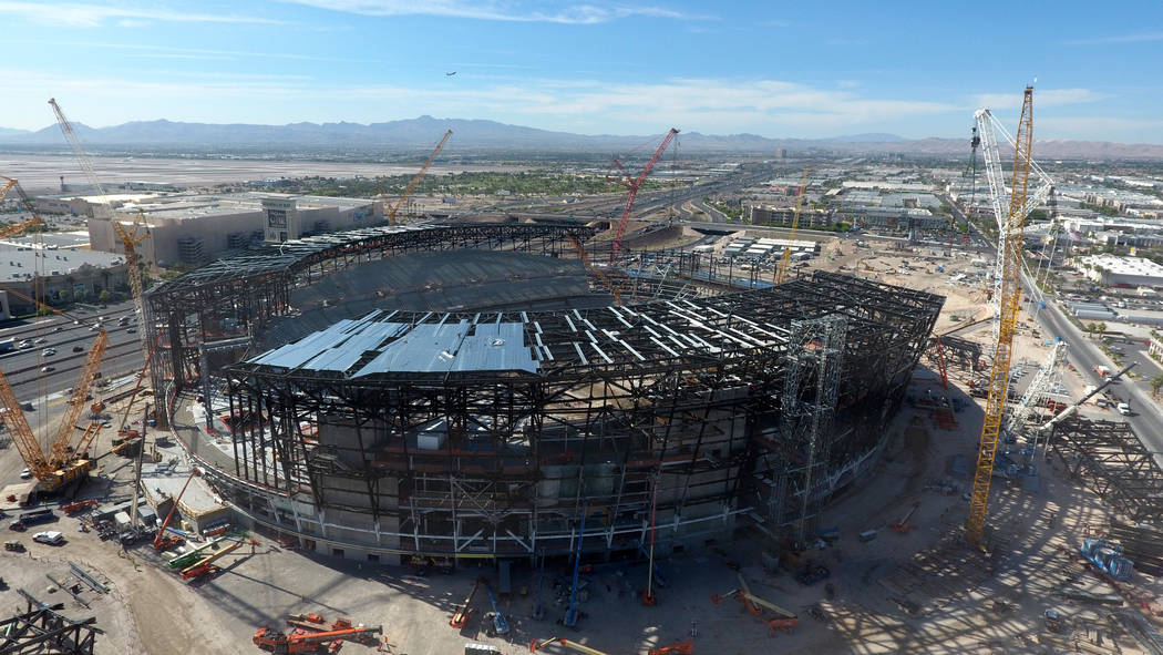 Vista aérea del estadio de Los Raiders de Las Vegas en construcción, como se vio el viernes, ...