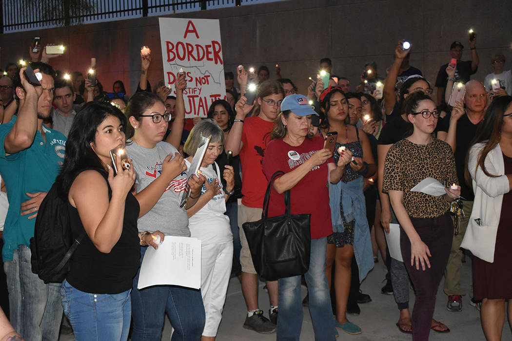 Cerca de 300 personas se unieron al movimiento “Luces para la Libertad”, una vigilia pacíf ...