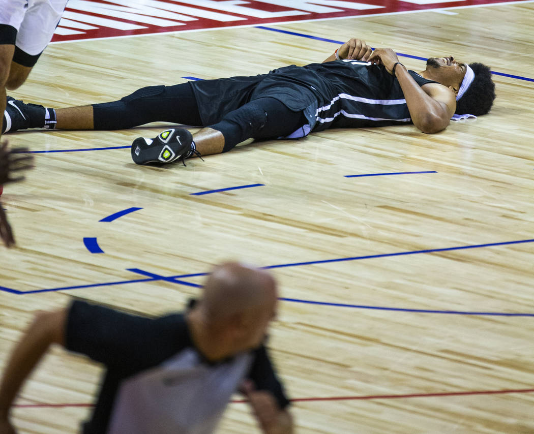 El centro de los Brooklyn Nets, Jarrett Allen, descansa en la cancha después de una colisión ...