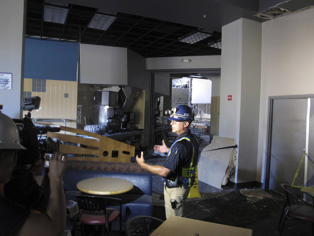 El jefe de la policía de Reno, Todd Renwick, de la Universidad de Nevada, describe el daño de ...