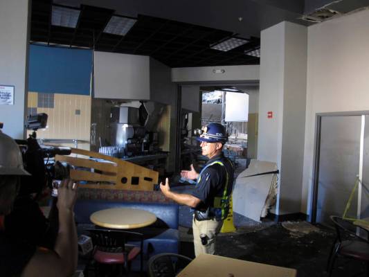 El jefe de la policía de Reno, Todd Renwick, de la Universidad de Nevada, describe el daño de ...