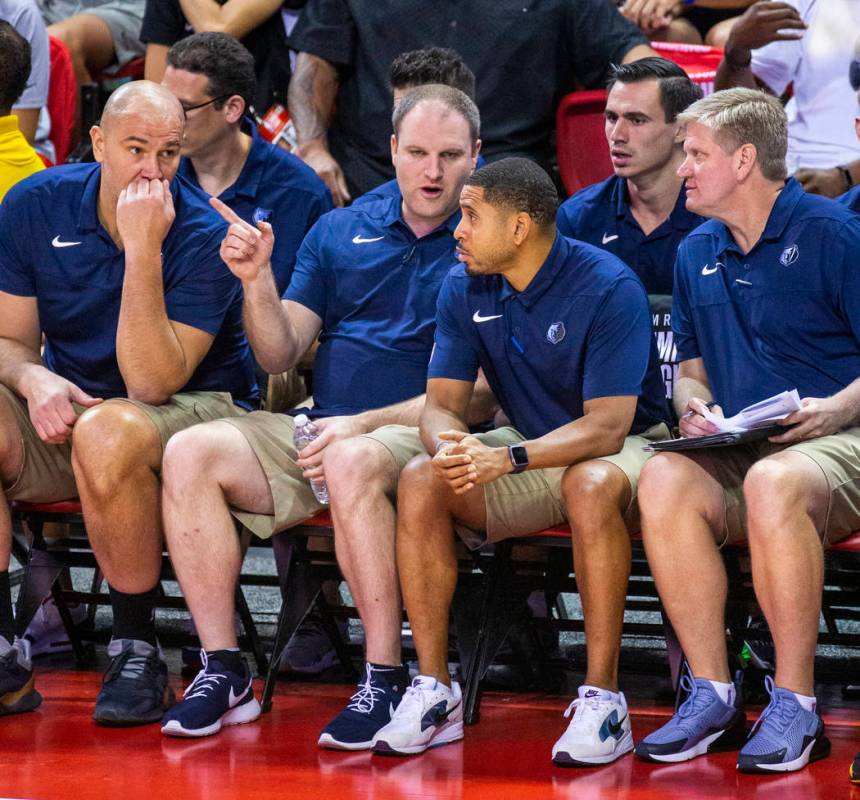 El entrenador en jefe de Memphis Grizzlies, Taylor Jenkins, confiere con sus otros entrenadores ...