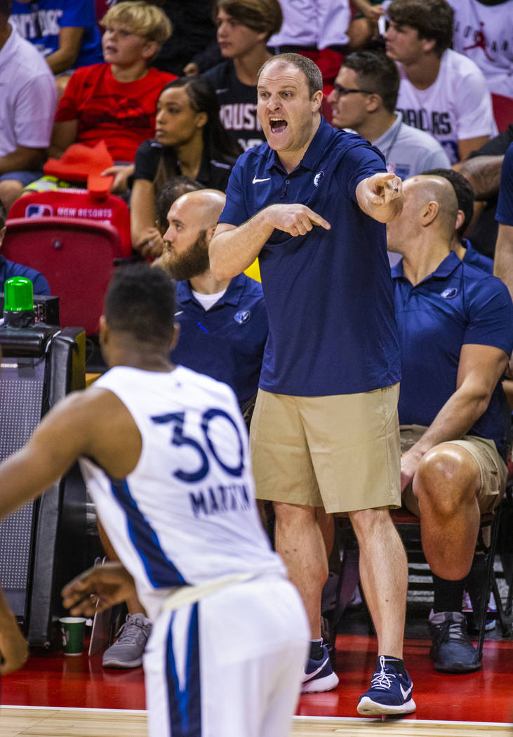 El entrenador en jefe de los Memphis Grizzlies, Taylor Jenkins, hace otra llamada de juego cont ...