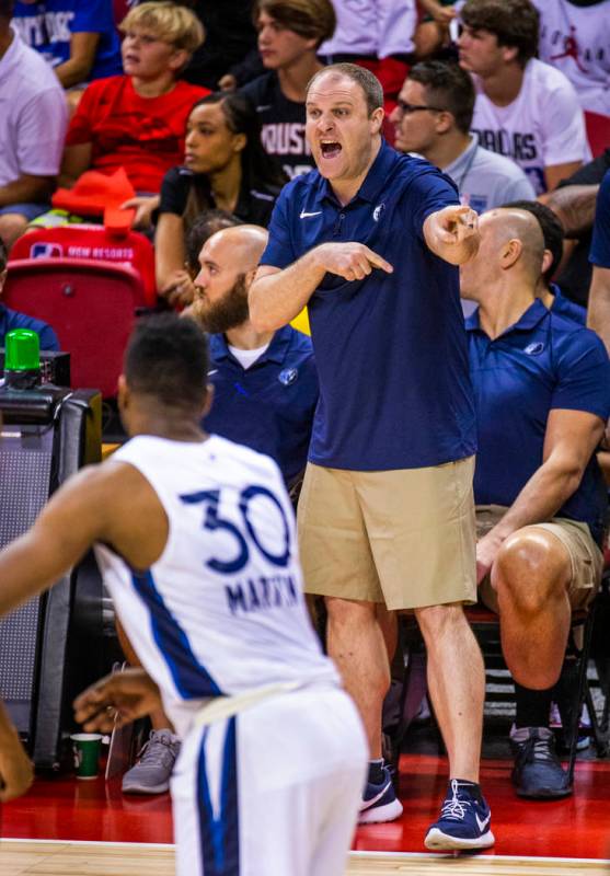 El entrenador en jefe de los Memphis Grizzlies, Taylor Jenkins, hace otra llamada de juego cont ...