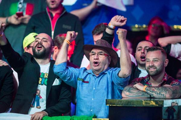 Los fans del jugador de póker italiano Dario Sammartino lo aclaman durante el Evento Principal ...