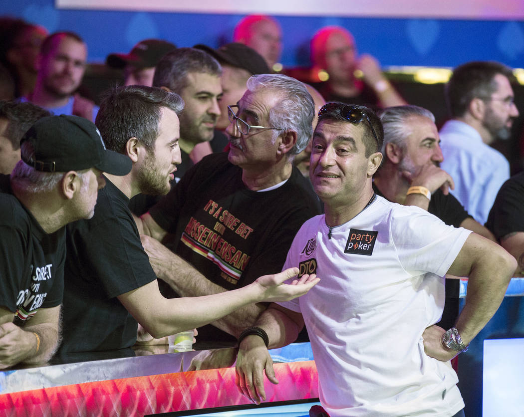 Hossein Ensan, a la derecha, de Alemania, interactúa con los fans durante el Evento Principal ...