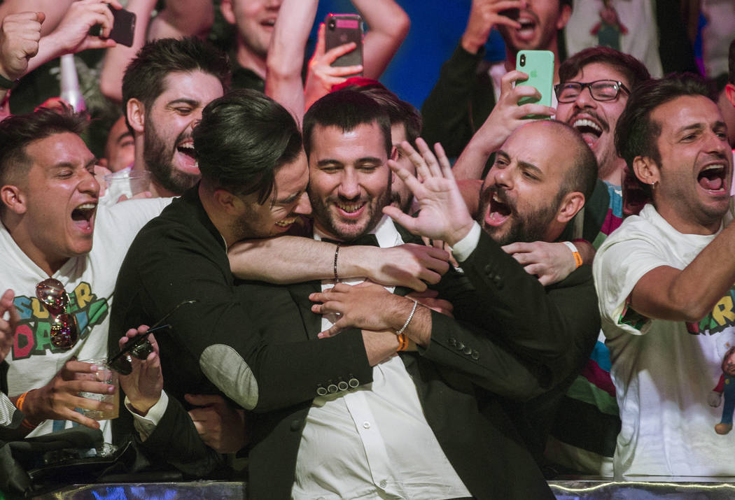 Dario Sammartino, en medio, de Italia, celebra con los fans luego de avanzar a los dos jugadore ...