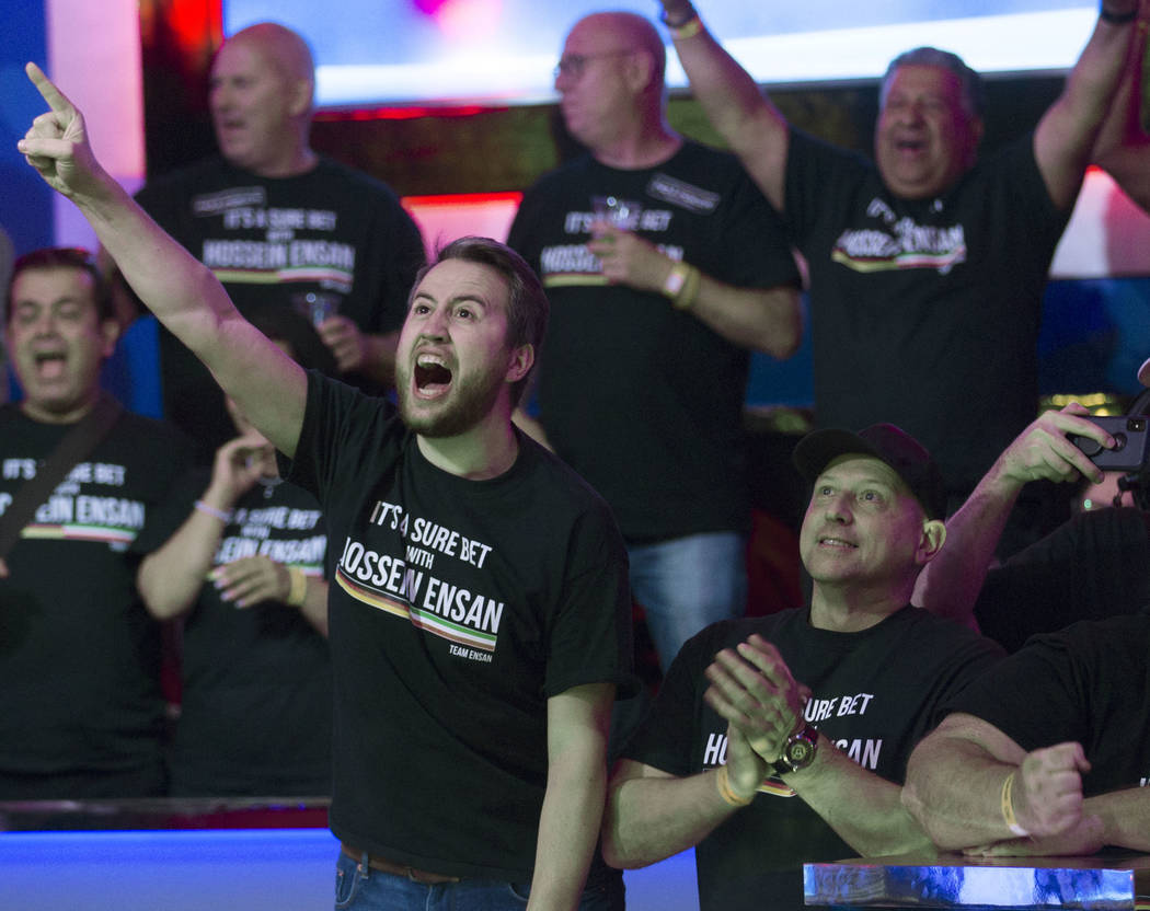 Los fans del jugador de póker alemán Hossein Ensan aplauden durante el Evento Principal de la ...