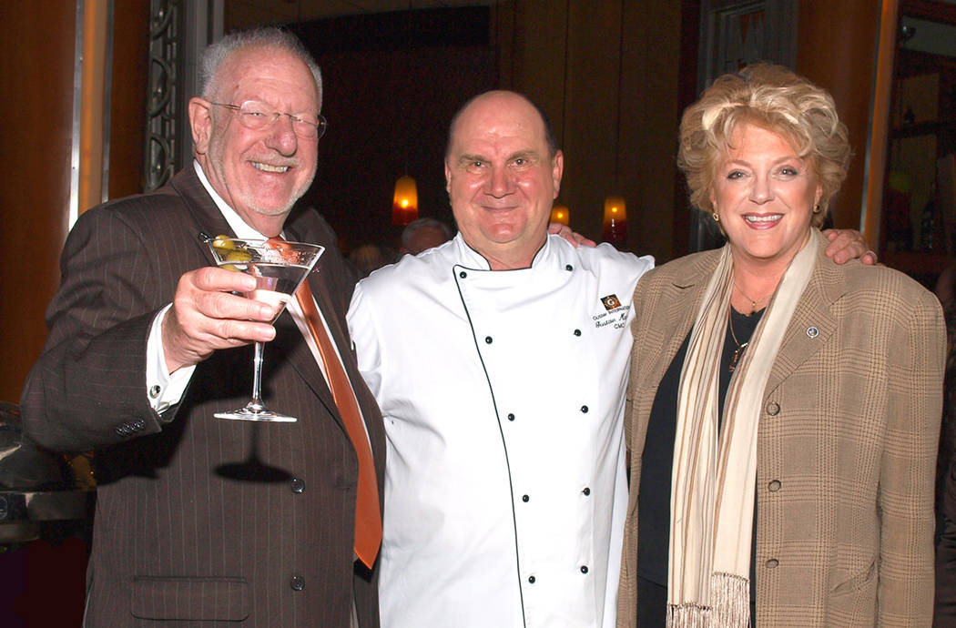 El ex alcalde Óscar Goodman, de izquierda a derecha, el chef Gustav Mauler y la alcaldesa Caro ...