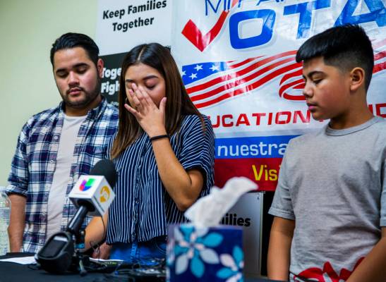Omar Arellano Cruz, 21, izquierda, Kimberly Arellano Cruz, 16, y AJ Arellano Cruz, 12, escuchan ...