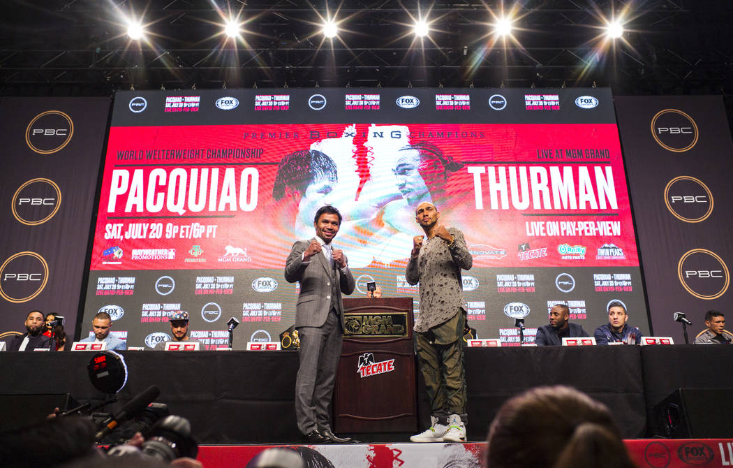 Manny Pacquiao, a la izquierda, y Keith Thurman posan durante una conferencia de prensa antes d ...