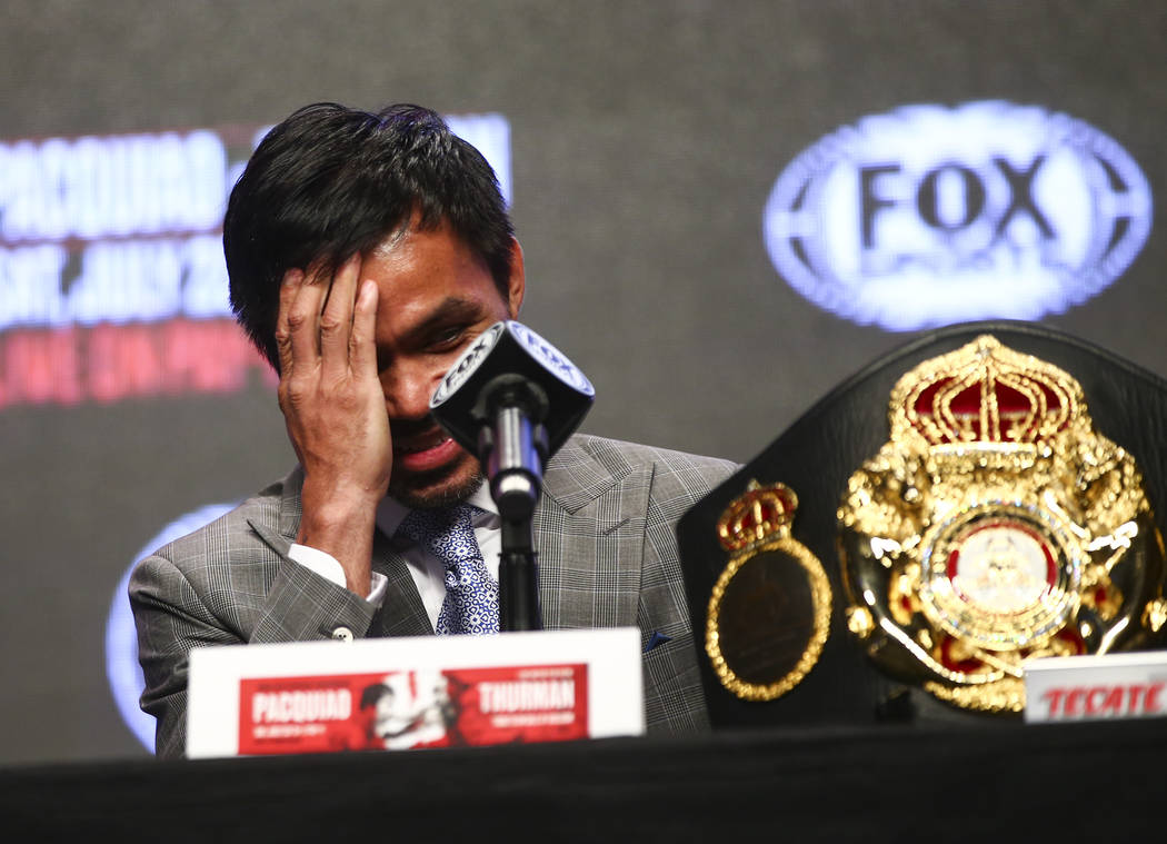 Manny Pacquiao reacciona mientras escucha durante una conferencia de prensa en el MGM Grand Gar ...