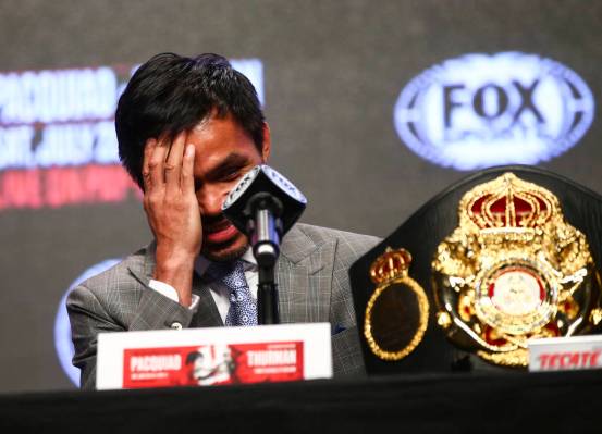 Manny Pacquiao reacciona mientras escucha durante una conferencia de prensa en el MGM Grand Gar ...