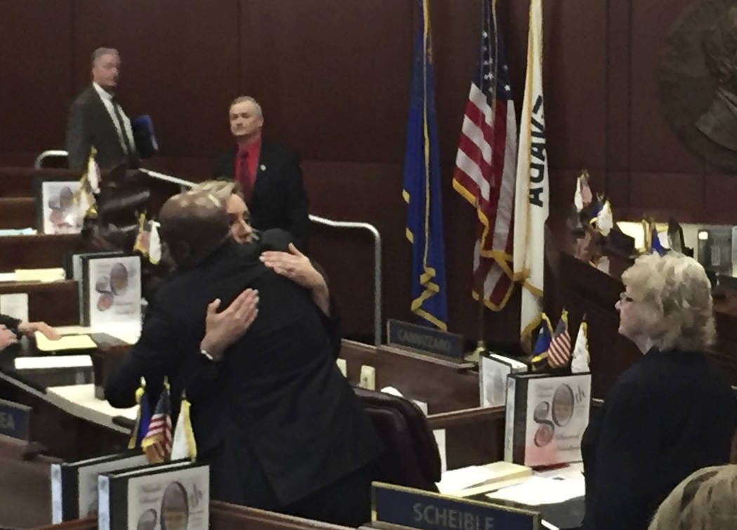 El líder demócrata del Senado de Nevada, Kelvin Atkinson, a la izquierda, abraza a la senador ...