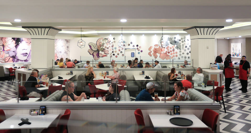 Los comensales disfrutan de una comida en el Café STRAT, un nuevo restaurante abierto como par ...